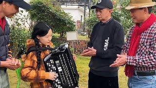 Accordion会弹把整座农场都送你！手风琴女孩扮猪吃老虎，一首《牛仔很忙》大爷惊呆了！！#李楚然手风琴 #手风琴 #手风琴演奏家公园盘大爷