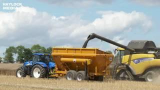 New Holland CR9090 Combine - Machines at Work