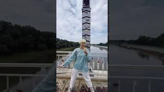 Усидела на 2 стульях одновременно 