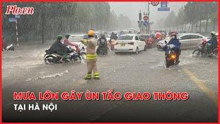 Cơn mưa lớn kéo dài đúng giờ đi làm buổi sáng, gây ùn tắc phố phường Hà Nội - PLO