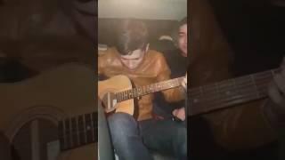 Узбекский  гитарист  поёт таджикские песни.