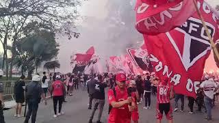 ESPETACULAR - RECEPÇÃO DA TORCIDA DO SÃO PAULO AO ONIBUS - SPFC 2X0 NACIONAL - COPA LIBERTADORES