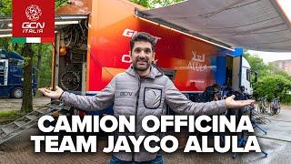 Scopriamo da vicino il camion officina del Team Jayco Alula | Giro d’Italia 2024