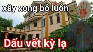 Khó hiểu khi một căn nhà mới toang và to bự thế này lại bị bỏ hoang