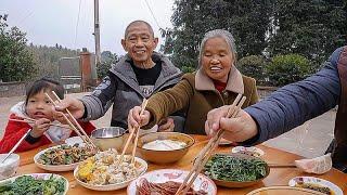 老妈点的豆花，配上老爸的糍粑海椒，我可以吃3碗干饭！