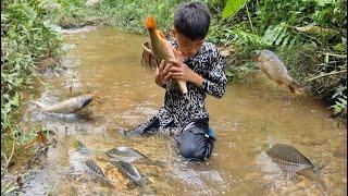 Orphan boy Nam's caught a lot of fish with his hands. Nam's joy when everyone bought all the fish