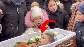 Durante o funeral, a  irmã furiosa abriu o caixão de seu irmão. O que aconteceu a seguir...