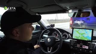 Valsts policija akcijā vērš autovadītāju uzmanību pareizai pagrieziena rādītāju izmantošanai