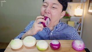 I shed a tear. Raw Onion Real Sound Mukbang b^^d ASMR