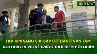 HLV Kim Sang Sik nói chuyện vui vẻ với Văn Lâm trước thời điểm hội quân