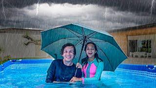 TIO LUCAS E LAILA SE DIVERTEM NA PISCINA COM CHUVA | TIO LUCAS E LAILA SHOW