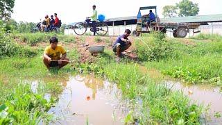 Fishing Video || Two beautiful boys are happily fishing in the village canal || Fish catching trap