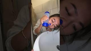 Meine kranke Freundin macht eine Nasendusche 