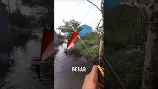 LIHAT GUYS PEMANCING INI MANCING IKAN DI JALAN YANG BANJIR ‼️#shorts #fishing #mancing