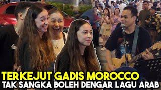 Tergelak Gadis manis Morocco sebab terkejut bila Bob boleh main lagu Arab untuk mereka