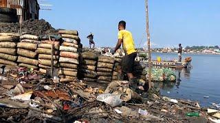 Sierra Leone: Freetown residents build homes on the sea