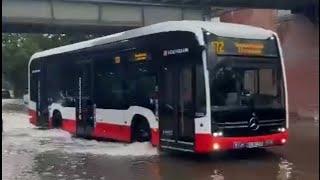 Starkregen und Überflutungen im Bus am U-Bahnbahnhof und Straßen in Hamburg