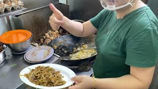 Hardworking husband-wife duo ! Best Char Kway Teow in Singapore street food