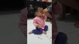 Dede bahagia makan acak acakan ga dilarang