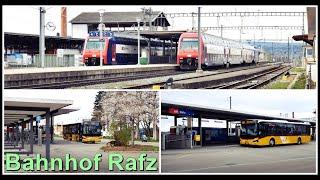 Postautos und Züge beim kleinen Bahnhof Rafz, Kanton Zürich, Schweiz 2021