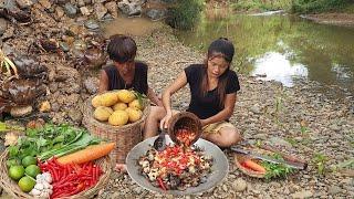 Survival Food: Catching River Crabs and mixing with hot chili for lunch