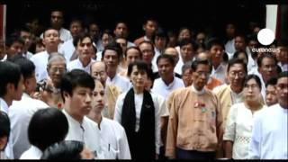 Suu Kyi in Martyrs' Day March