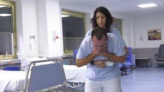 Enfermeras explican cómo realizar la maniobra de Heimlich en caso de atragantamiento