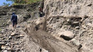 The miners are working hard to get the sand from the cliff