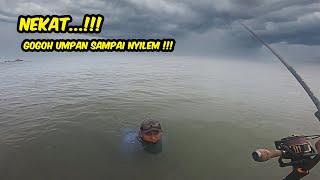 NEKAT..!!! Nyemplung Gogoh ikan Masuk Rumpon !! Mancing Kerapu Pinggiran Batu Karang !