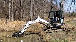 Cleaning pond sludge & weeds-Bobcat mini excavator (Bobcat e42)