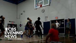 Teen born without legs inspires on the basketball court