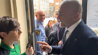 Spalletti travolto dai baby calciatori, siparietto all'uscita 