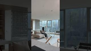 서재의 기능을 분리하는 유리블록은 채광 속 독특한 빛의 스펙트럼을 만들어 냅니다.