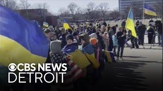 Hundreds gather in Warren to rally in support of Ukraine