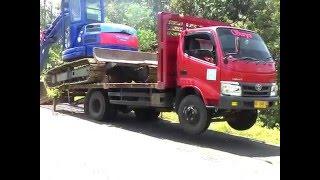 UNLOAD EXCAVATOR KOMATSU PC75 FROM DYNA TRUCK