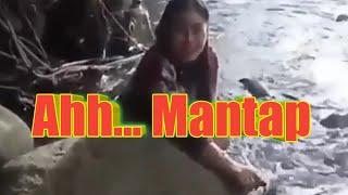 Heboh, Wanita Ketangkap Basah Berak Di Aliran Sungai