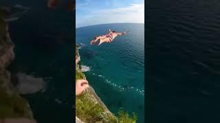 Impressionnant saut dans la mer depuis une villa dans les montages