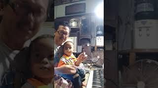 Cara belajar keyboard musik untuk anak balita bersama Dek Putra Kurniawan.