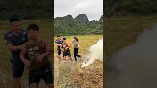 Mom’s Reaction When Baby Destroys the Rice Field#couple #martialarts #comedyshorts #entertainment