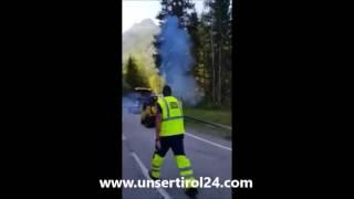 Tiroler Bauarbeiter sprengen Schubkarre