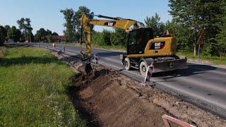 CAT M317F Tiltrotator Engcon kopanie rowu, przygotowywanie poboczy i skarp