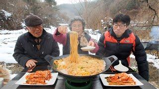 Snowfall! Eating ramen and kimchi outdoors (charcoal-grilled sweet potatoes)