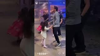 Gustavo Gómez dançando com a filhinha em aniversário