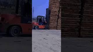 The forklift handles the process of wooden pallets, and good machinery assists the work