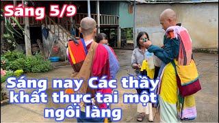 Sáng 5/9 các sư khất thực tại một ngôi làng nhưng được rất ít đồ ăn