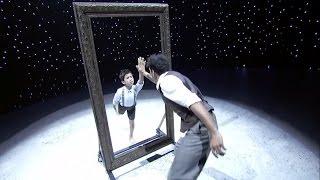 Un homme découvrant son reflet "enfant" dans un miroir (danse contemporaine)- S'adopter Soi