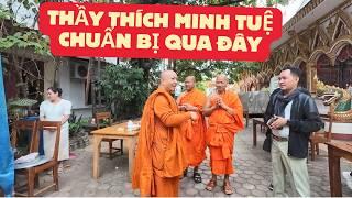 VENERABLE THICH MINH TUE WAS WELCOMED BY MANY PEOPLE IN LAOS ON HIS WAY TO INDIA