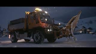 Der Unimog U430 von Mercedes-Benz Trucks im Winterdienst.