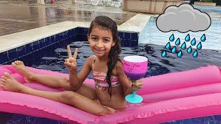 NA PISCINA COM CHUVA- swimming pool in rain