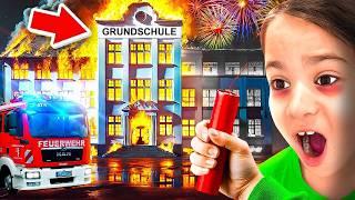 SCHULE von Kleiner Junge BRENNT wegen SILVESTER KNALLER!